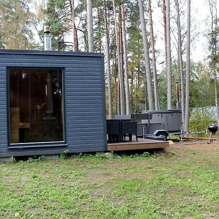 Nyaraló Minimaja Saunaga Vaatega Maennimetsale *